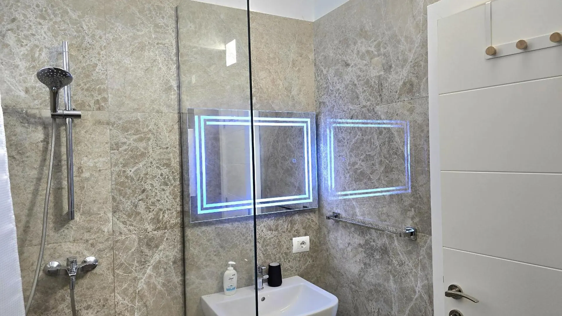 Serenity Penthouse - 260 Durrës